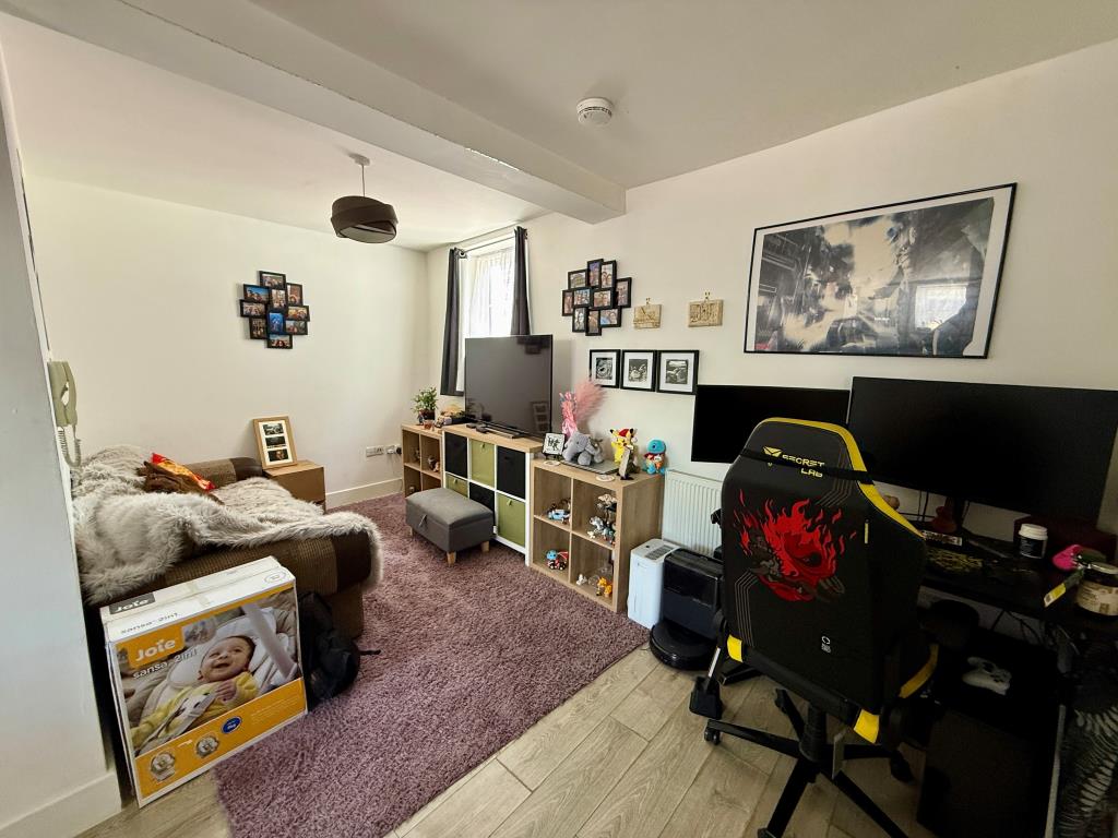 Lot: 85 - FREEHOLD BLOCK OF FLATS FOR INVESTMENT - Flat two living room